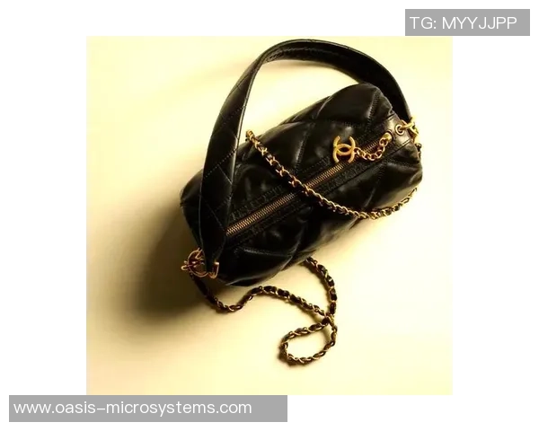 足球明星鞋袋包的时尚魅力与实用性完美结合，助你轻松展现运动风格